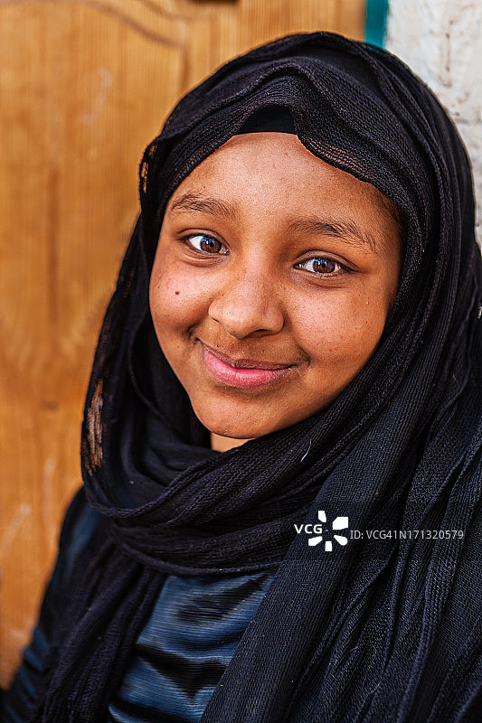 年轻的穆斯林女孩在埃及南部图片素材