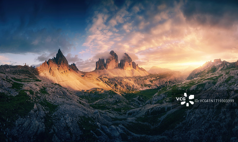 意大利阿尔卑斯山壮丽的日落全景，金色的光芒笼罩着拉瓦雷多山。图片素材