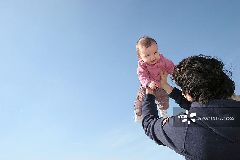 父亲和飞行的女儿图片素材