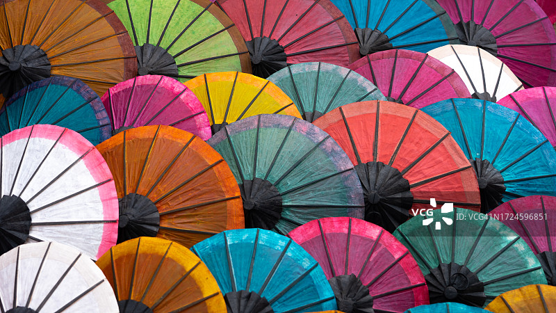 老挝琅勃拉邦早市出售的彩色雨伞图片素材