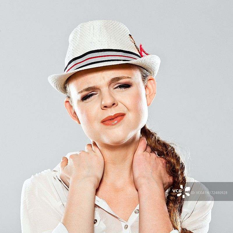戴帽子的年轻女子图片素材