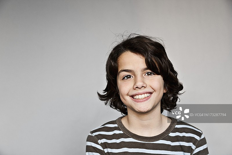 男孩的肖像(10-12)在条纹衬衫图片素材