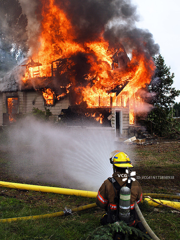 燃烧的房子3图片素材