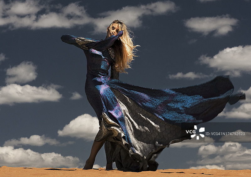 沙漠中的时装模特图片素材