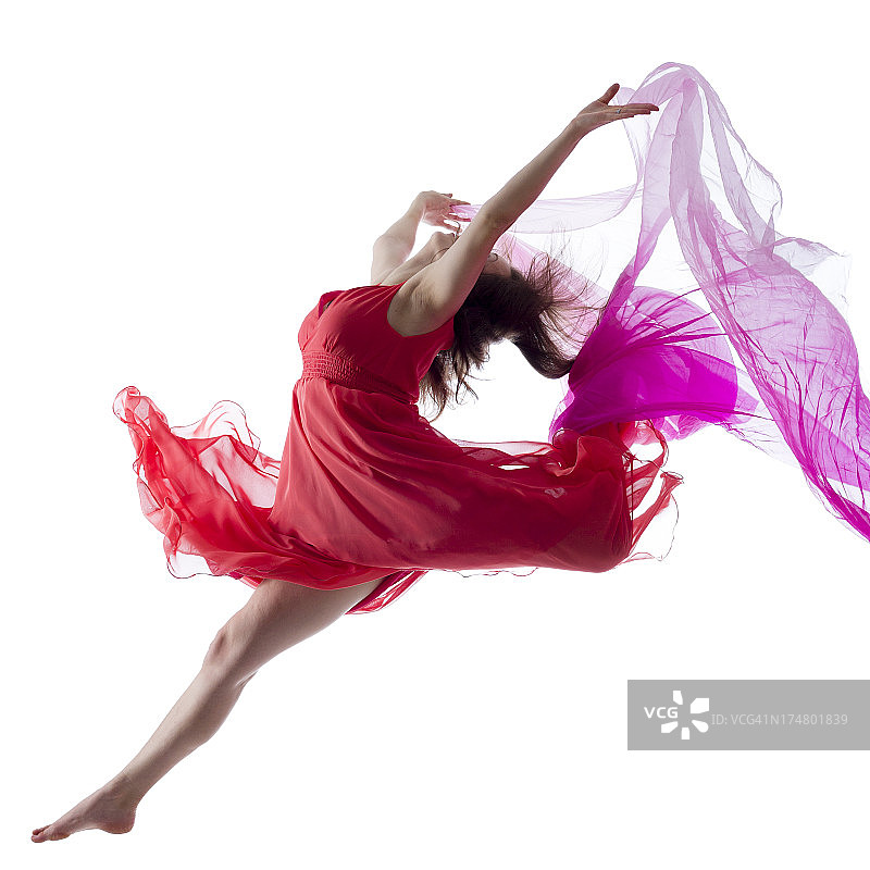 舞者跳在白色的背景和粉红色的织物图片素材