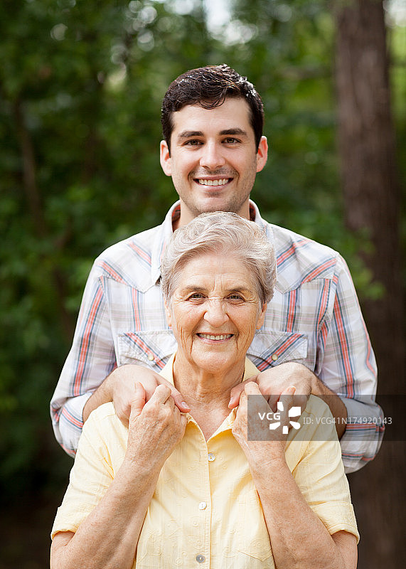 奶奶和孙子快乐图片素材