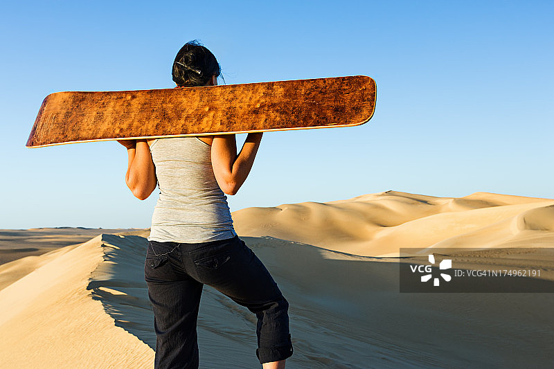 非洲撒哈拉沙漠的沙板运动图片素材