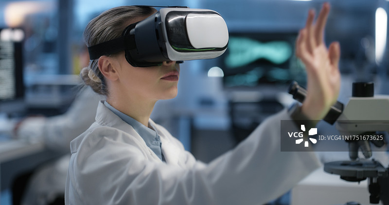 虚拟现实，女性和科学家的手研究，医疗保健软件和实验室的3d经验。科学，专家和眼镜的未来发展，创新和虚拟世界的实验室图片素材