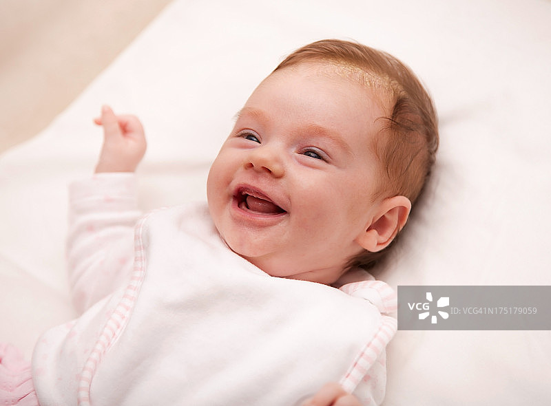 美丽的婴儿笑了图片素材