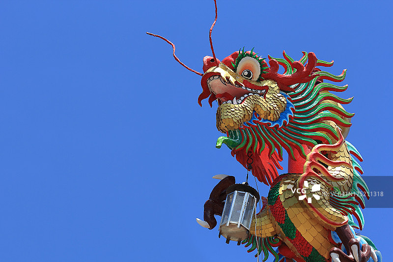 中国龙和蓝天的背景。图片素材