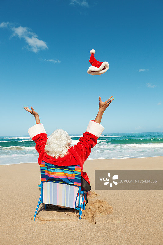 圣诞老人在热带海滩度假快乐图片素材