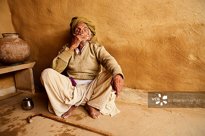 吸烟的印度老人图片素材