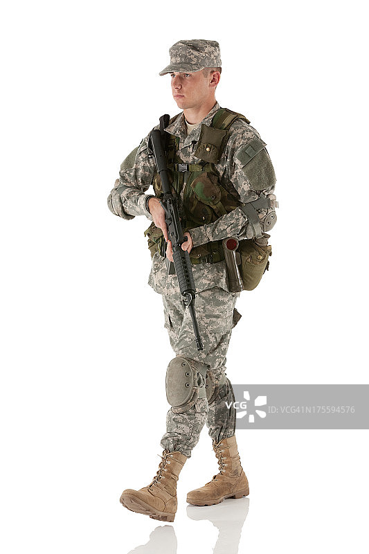 一个拿着步枪的军人图片素材