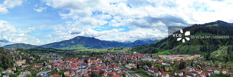 从空中俯瞰阿尔加乌的伊蒙斯塔特，可以看到阿尔卑斯山。德国巴伐利亚州斯瓦本，上Allgaeu, immimmstadt图片素材