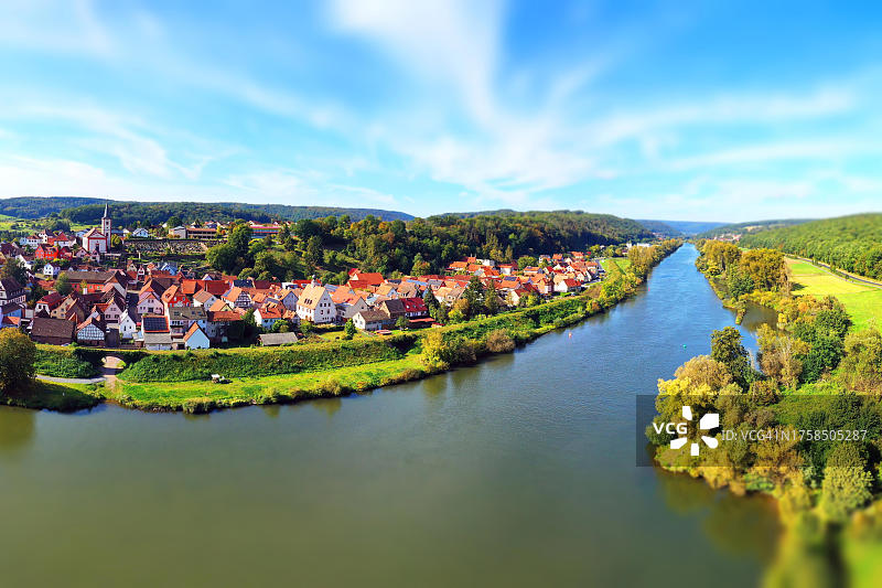 美因河畔哈芬洛尔的鸟瞰图，可以看到镇中心。哈芬洛尔，下弗朗哥尼亚，巴伐利亚，德国图片素材