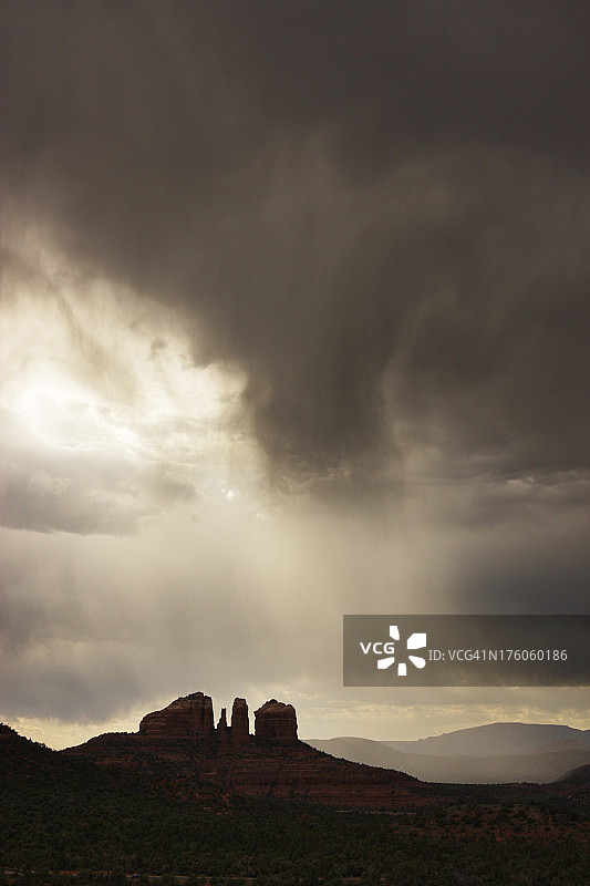 沙漠山丘黄昏雷雨图片素材