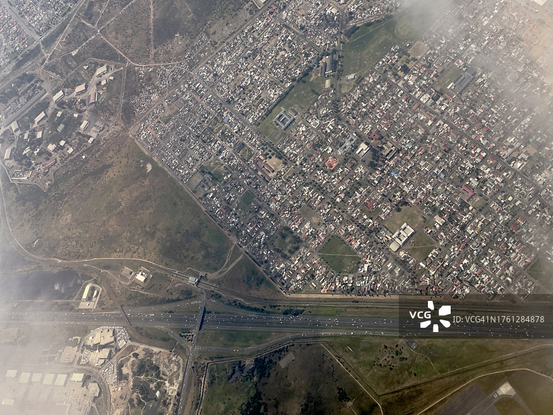 公路与低成本的住房开普敦从空中图片素材