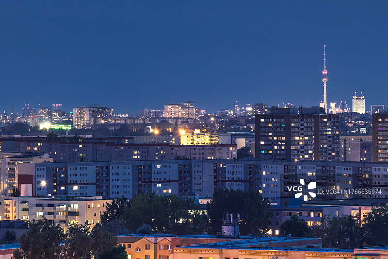 柏林电视塔与普拉滕堡在居民区柏林-马尔扎恩的蓝时(德国)图片素材