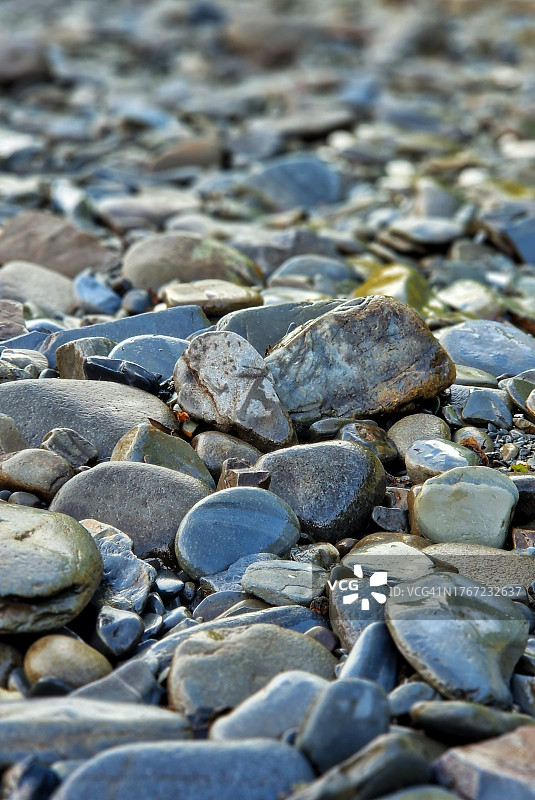 河岸上的石头和鹅卵石图片素材