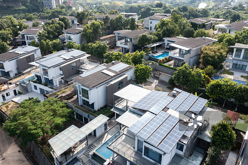 农村屋顶上的丰富绿色:太阳能光伏板的荣耀图片素材