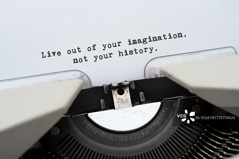 复古打字机与励志语录生活图片素材