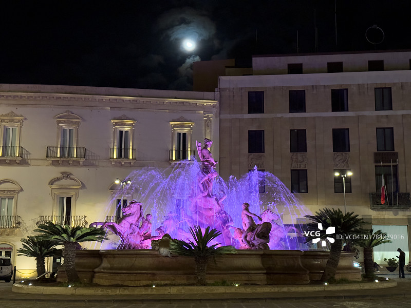 奥提吉亚阿基米德广场上的戴安娜喷泉。图片素材