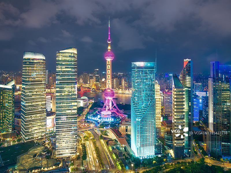 夜景鸟瞰上海城市天际线，背景是东方明珠塔，中国上海图片素材