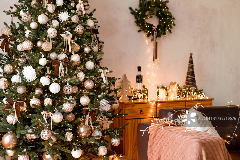 现代客厅内部，舒适的沙发，装饰着圣诞树和礼物图片素材