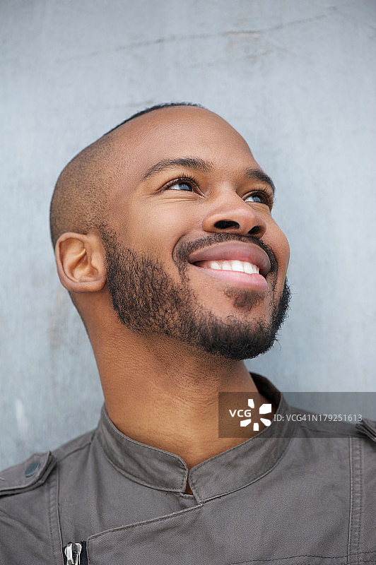 一个快乐的年轻非洲裔美国人的肖像微笑图片素材