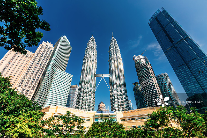 马来西亚，晴朗的蓝天下，吉隆坡的天际线上有双子星塔图片素材