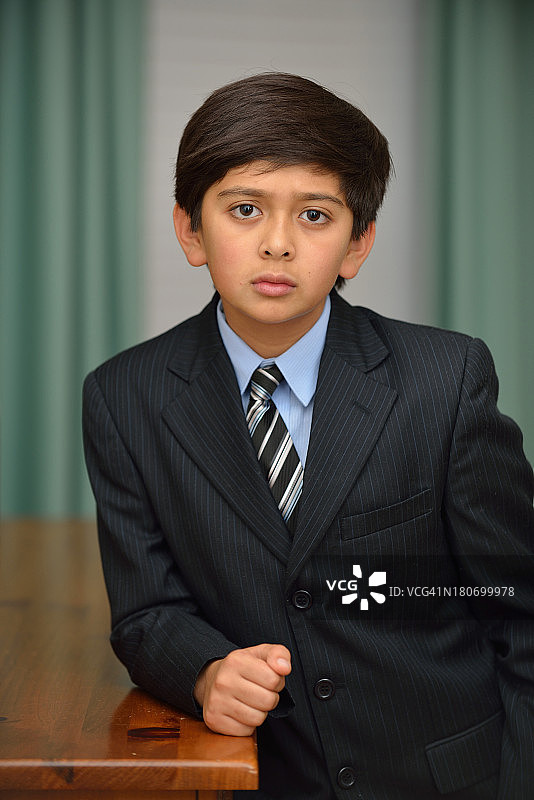 穿夹克打领带的12岁男孩图片素材