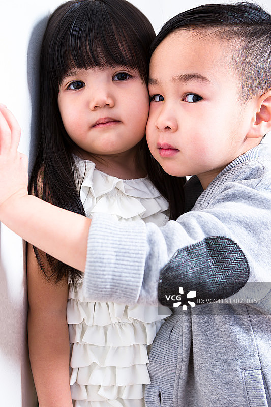 可爱的亚洲女孩和男孩肖像图片素材