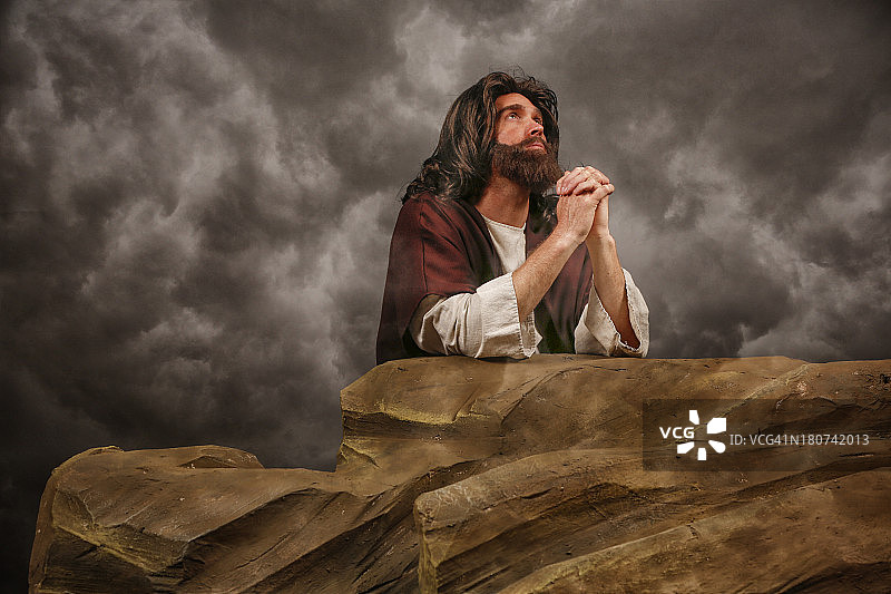 耶稣基督跪着祈祷图片素材