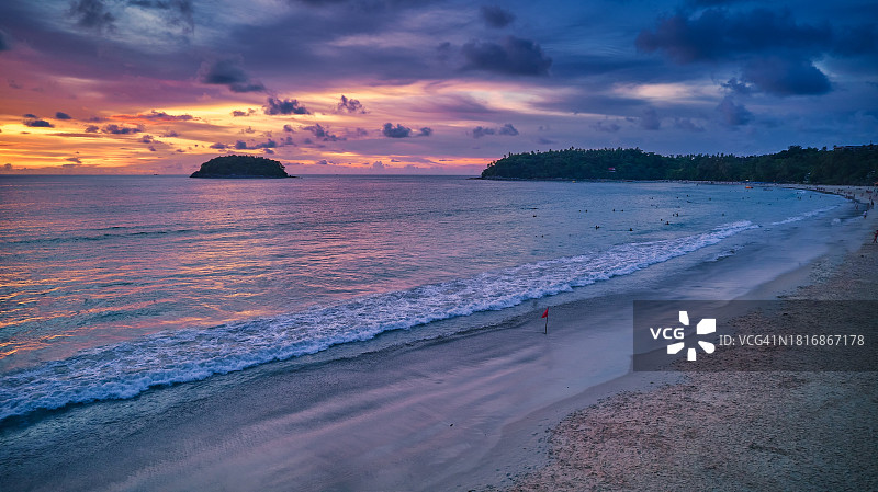 泰国普吉岛，日落时大海对天空的美景图片素材
