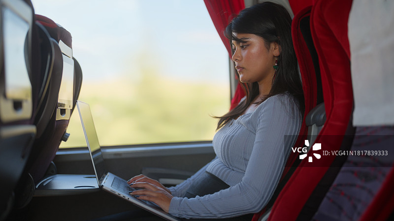 女乘客在公交车上使用笔记本电脑图片素材