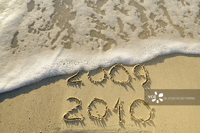 2009-2010用波浪写在沙滩上图片素材