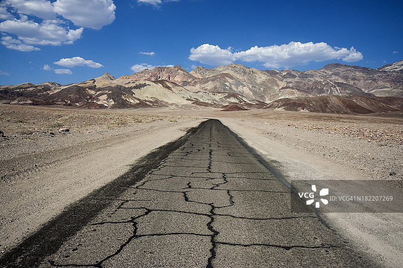 美国加州死亡谷国家公园空旷的沙漠道路图片素材