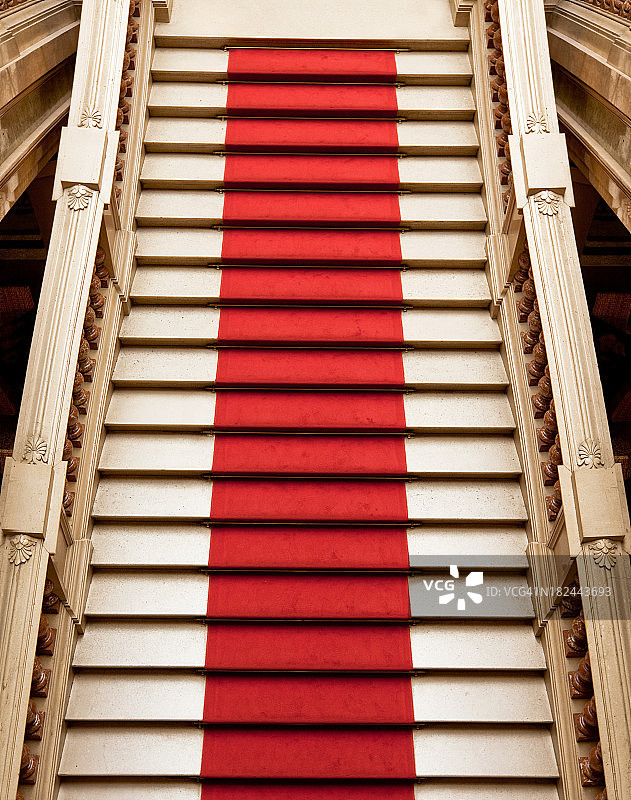 铺着红地毯的楼梯图片素材