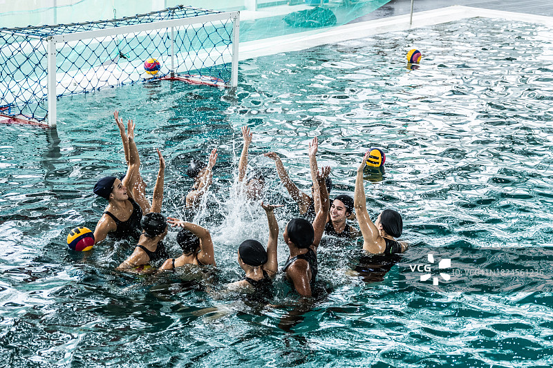 女子水球队在泳池中庆祝胜利图片素材