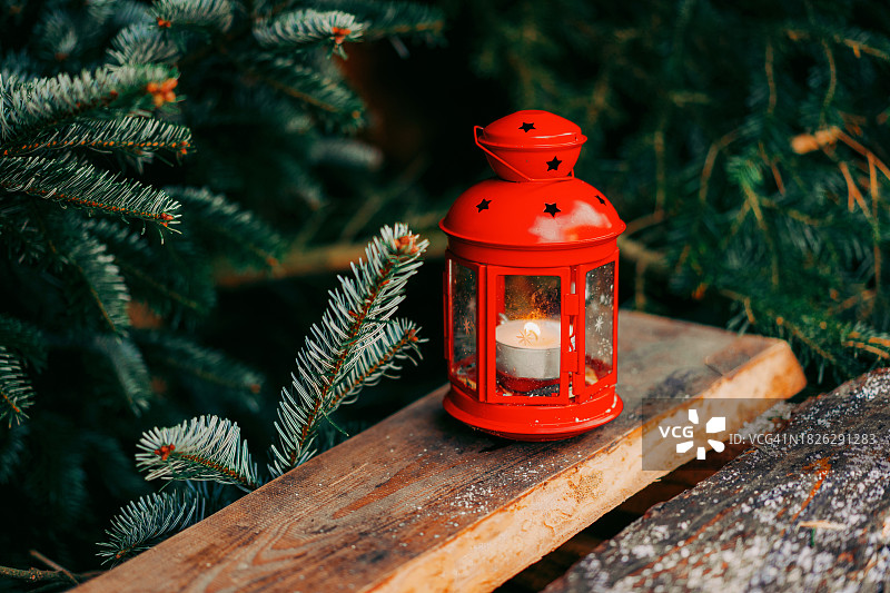 木桌上的圣诞灯。圣诞节和新年庆祝概念。图片素材