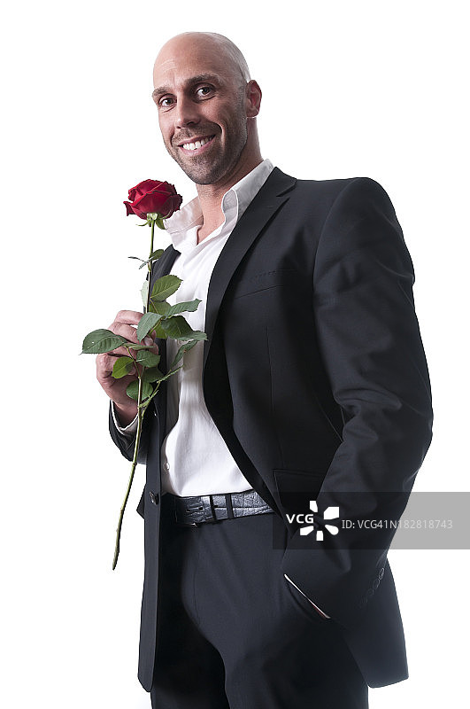 微笑的男人捧着一朵红玫瑰图片素材