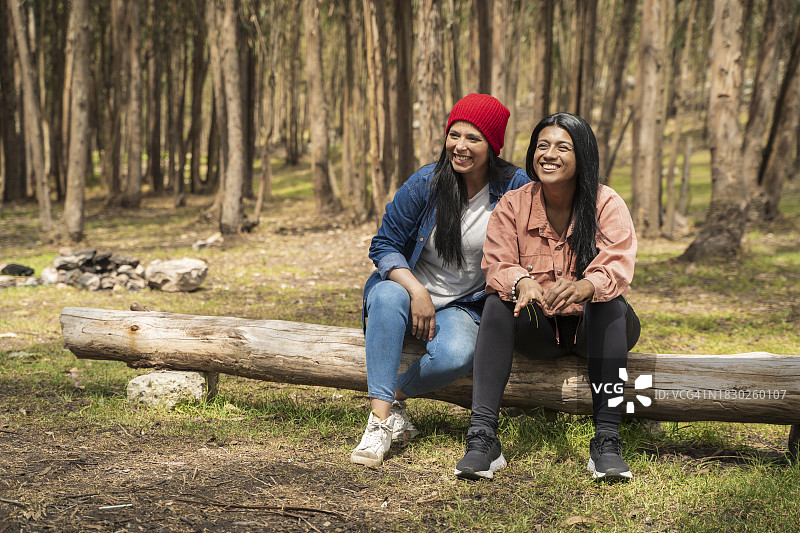 两个朋友坐在森林中央图片素材