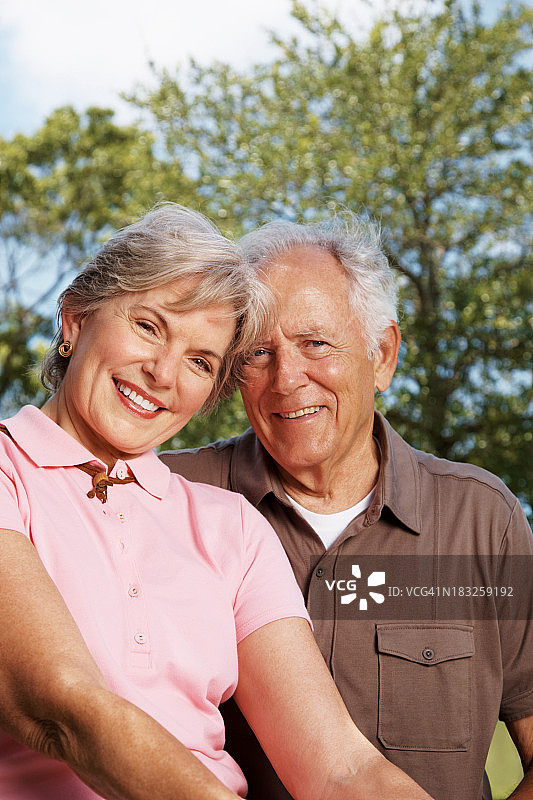 微笑的老年夫妇享受他们的假期图片素材
