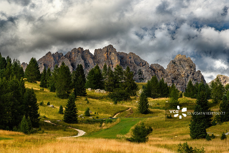 意大利，树木和山脉映衬天空的全景图片素材