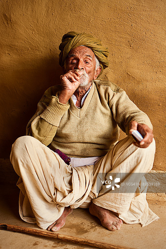 吸烟的印度老人。图片素材