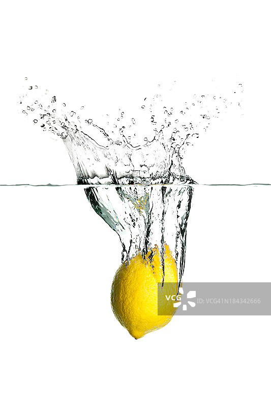 柠檬在水中飞溅图片素材