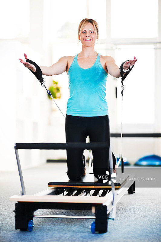 肌肉发达的女人练习体操普拉提。图片素材