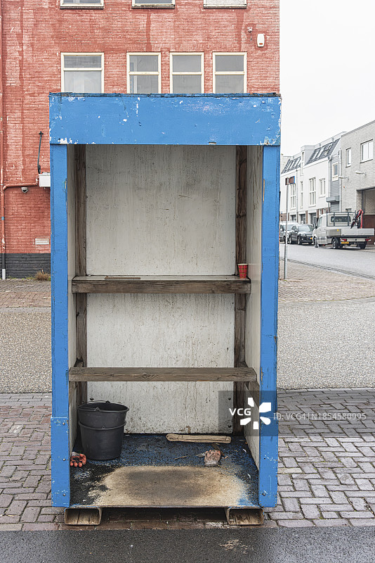蓝色的木制开放式橱柜，有架子和垃圾图片素材