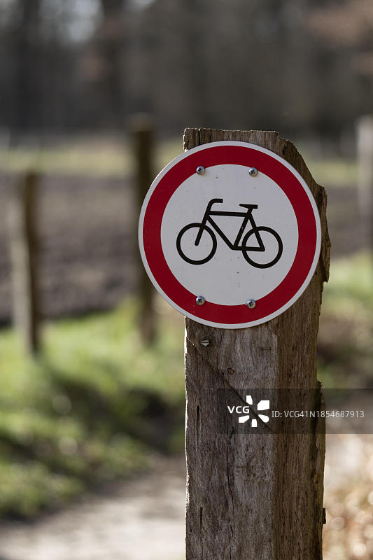 德国汉堡，沃尔多夫-奥尔斯泰特，杜文斯泰特溪自然保护区的乡间小路上禁止骑车的警告标志图片素材