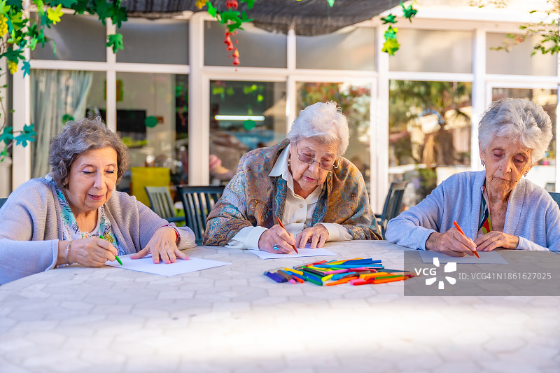 老年妇女在养老院涂色图片素材